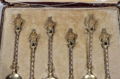 Suite de 6 petites cuillères à moka en argent...
