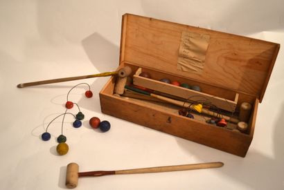Jeu de croquet de salon en bois partiellement...