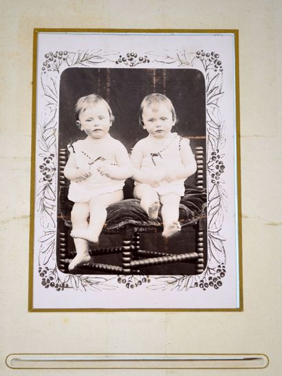 Album de photographies noir et blanc comprenant...