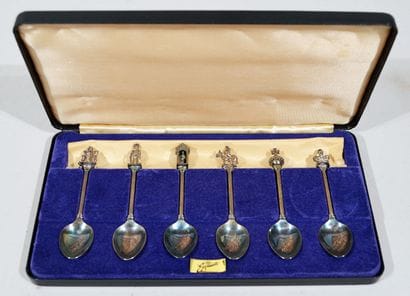 Suite de 6 cuillères à café de collection...