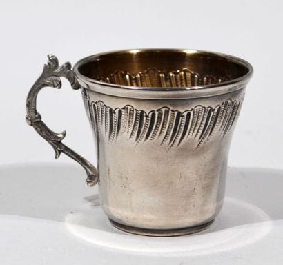 Tasse en argent à décor stylisé au contour...