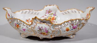 Large corbeille en porcelaine polychrome...