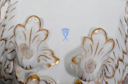 Large corbeille en porcelaine polychrome...