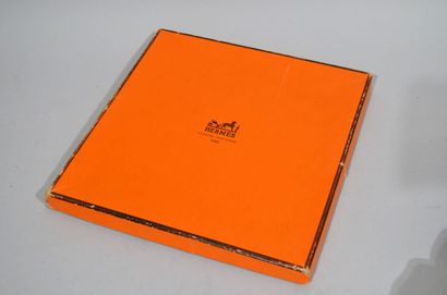 HERMES Paris

Carré en twill de soie imprimée...