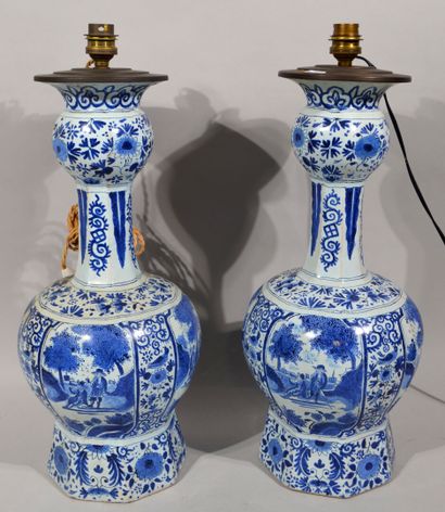 Paire de vases à oignons en faïence à décor...