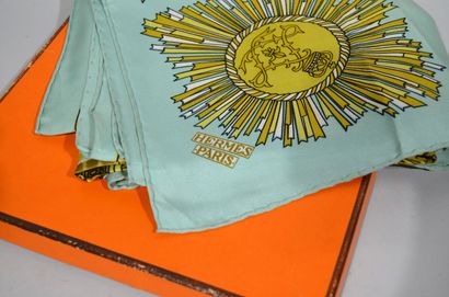 HERMES Paris

Carré en twill de soie imprimée...