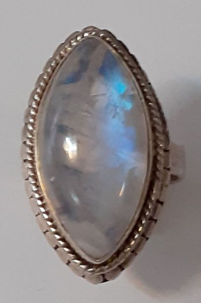 Bague NAVETTE en argent 925/00 centrée d'une...