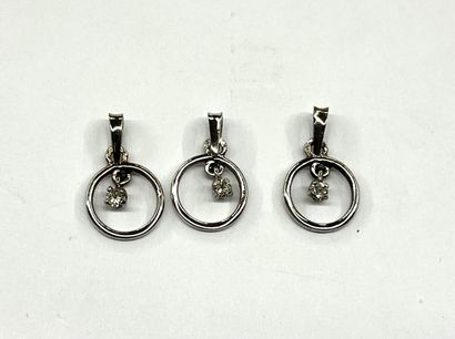 SUITE DE TROIS PENDENTIFS en or gris 18k...