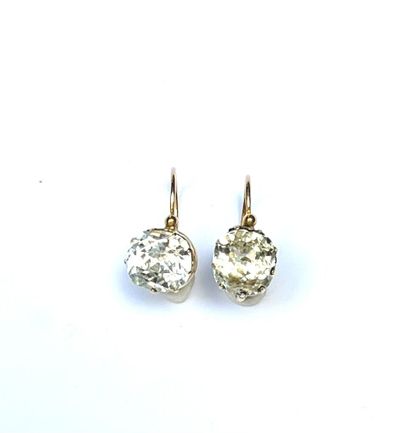 Paire de DORMEUSES en or jaune 18 K (750/oo)...