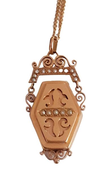 PENDENTIF faisant porte-souvenir en or jaune...