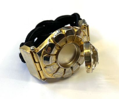 YVES SAINT LAURENT

Lot comprenant un bracelet...