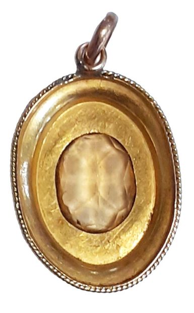 Pendentif ovale en or de trois tons 18 K...