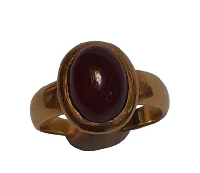 Bague en or jaune 18 K (750/oo) centrée d'un...