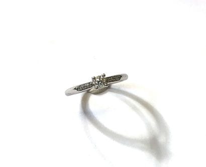 BAGUE SOLITAIRE en or gris 18K (750/1000e)...