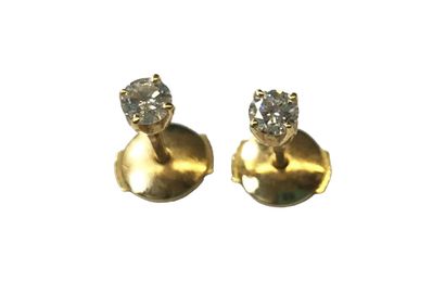 PUCES D'OREILLES en or jaune 18K (750/1000e)...