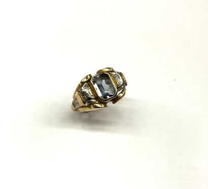 Bague JARRETIERE en or de deux tons centrée...