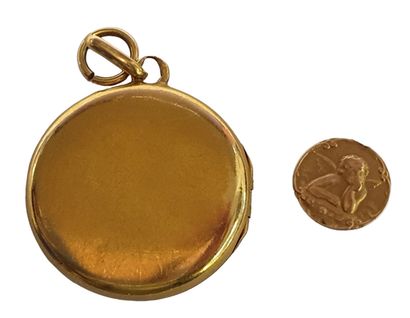 Médaillon porte-souvenir en or jaune 18 K...