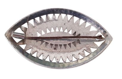 Broche NAVETTE en métal argenté agrémentée...