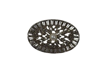 BROCHE en argent de forme ovale centrée d'une...