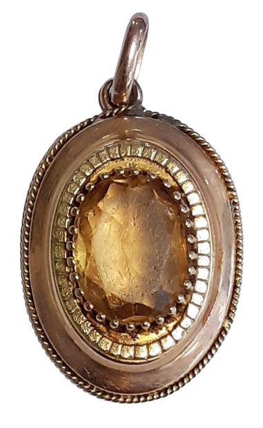 Pendentif ovale en or de trois tons 18 K...