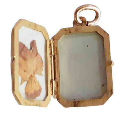 PENDENTIF porte-souvenir en or jaune 18K...