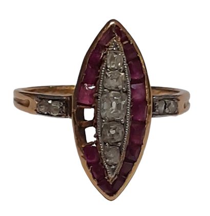 Bague Navette en or jaune 18 K (750/oo) entièrement...