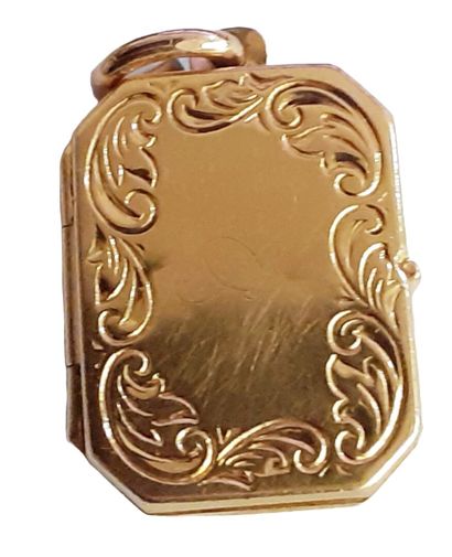 PENDENTIF porte-souvenir en or jaune 18K...