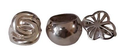 Lot de trois bagues en argent comprenant...