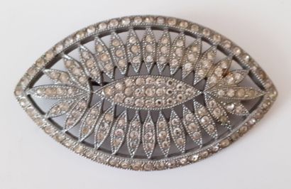 Broche NAVETTE en métal argenté agrémentée...