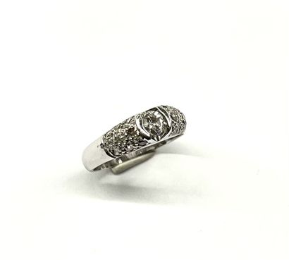 BAGUE en or gris 18K (750/1000e) sertie d'un...