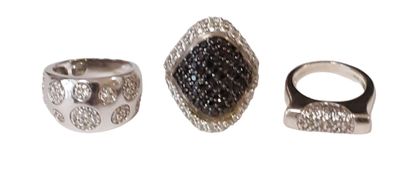 Lot de trois bagues en argent serties de...