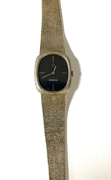 OMEGA

Montre de dame en or gris à cadran...