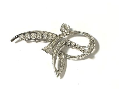 BROCHE en or blanc (750/1000e) sertie de...