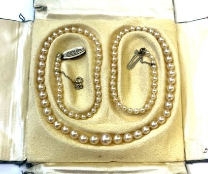 COLLIER DE PERLES de culture de jeune fille...