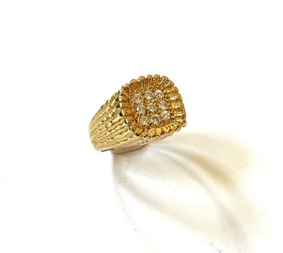 BAGUE en or jaune 18k (750/1000e) à plateau...