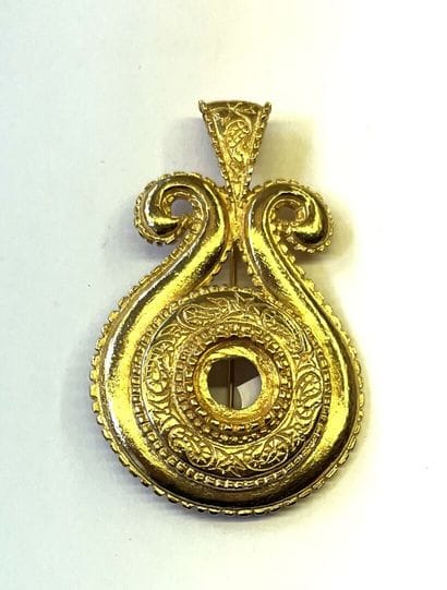 GUY LAROCHE 

Broche en métal doré ciselé.

Hauteur...