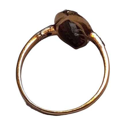 Bague Navette en or jaune 18 K (750/oo) entièrement...