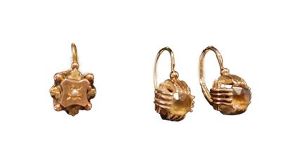 Paire de dormeuses en or jaune 18 K (750/oo)...