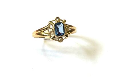 BAGUE en or jaune 18K (750/1000e) sertie...