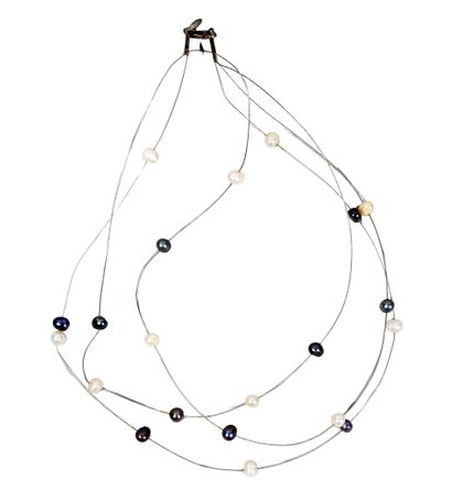 COLLIER en fil métallique et perles de culture...