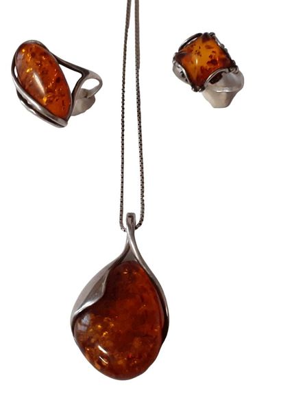 PARURE en argent et ambre comprenant un collier...