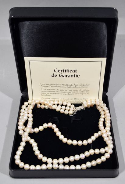 COLLIER de perles de culture triple rang,...