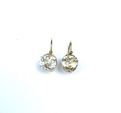 Paire de DORMEUSES en or jaune 18 K (750/oo)...