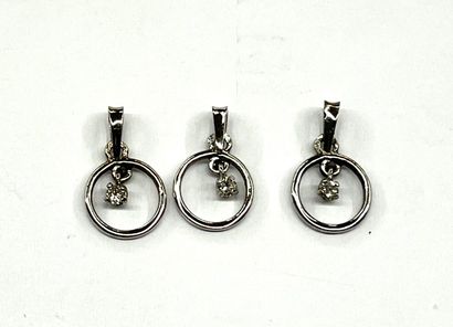 SUITE DE TROIS PENDENTIFS en or gris 18k...