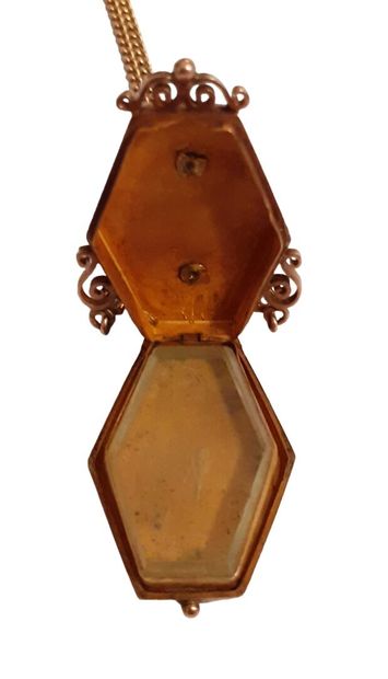 PENDENTIF faisant porte-souvenir en or jaune...