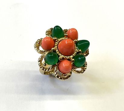 CARVEN

Bague en métal doré à décor de pierre...