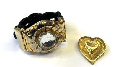 YVES SAINT LAURENT

Lot comprenant un bracelet...