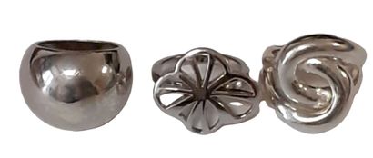 Lot de trois bagues en argent comprenant...