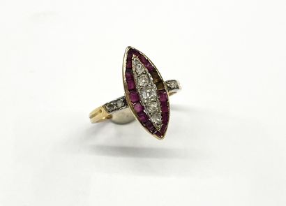 Bague Navette en or jaune 18 K (750/oo) entièrement...
