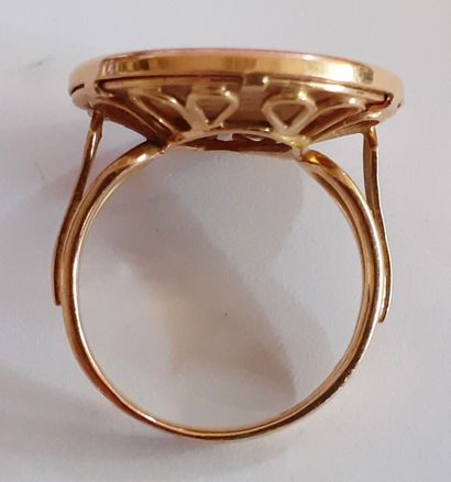 BAGUE en or jaune 18K (750/1000e) sertie...